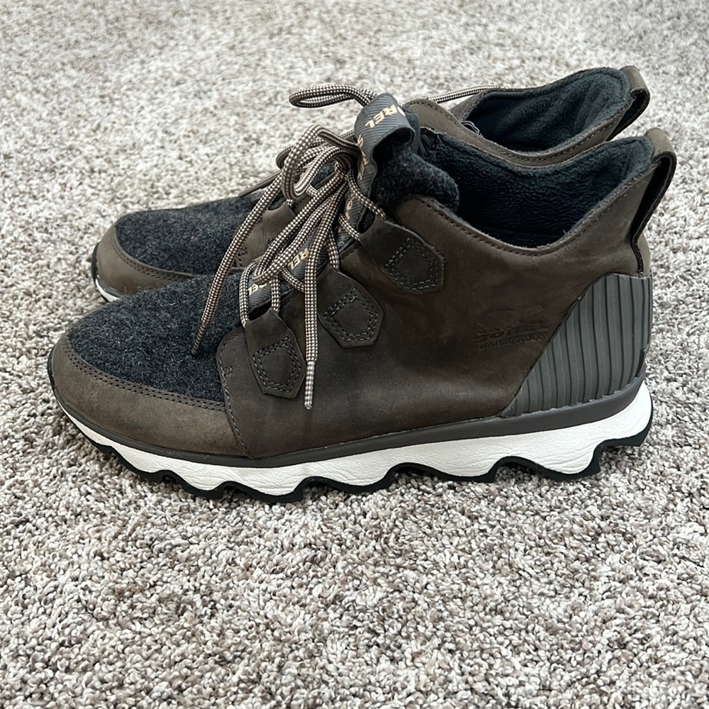 Sorel kinetic caribou sneakers in dark green